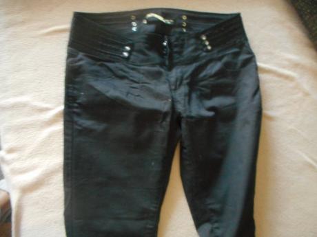 Ponúkam tieto pekne nohavice , m