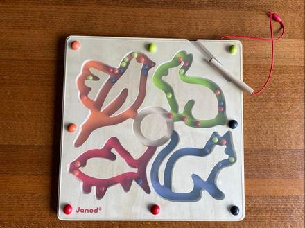 Drevený labyrint značka janod, 