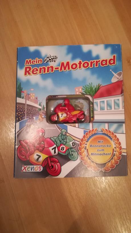 Motorka s dráhou v knižke, 