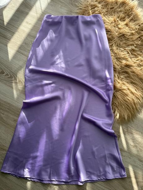 Dlhá fialova sukňa, 