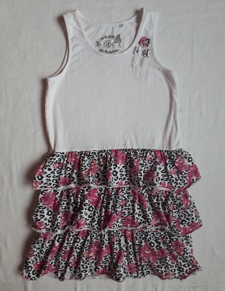 Šaty s volánovou sukňou, 152