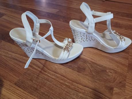 Predám krásne extravagantné sandale, 40