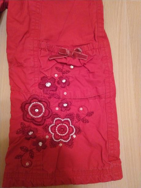 Červené ozdobené nohavice, adams,98