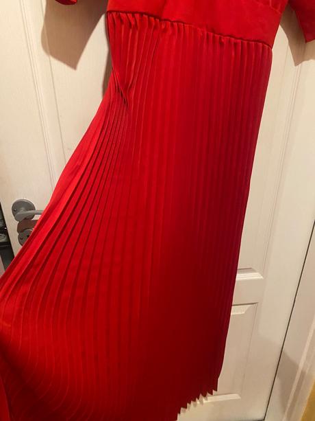 Spoločenské saty nenosene, l