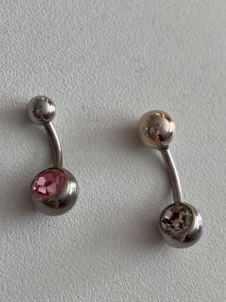 2 piercingy do pupku, 