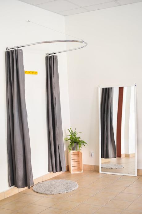 Žltý drevený vešiak na stenu, 