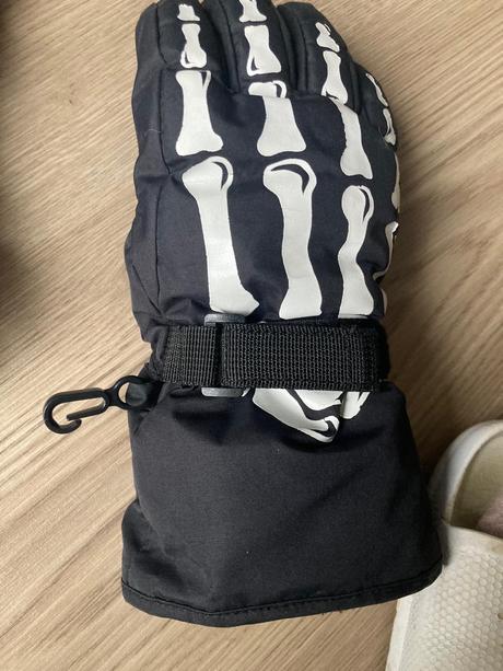 Lyžiarske rukavice kostlivec, 146