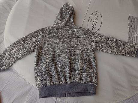 Sivá mikina s kapucňou, 146