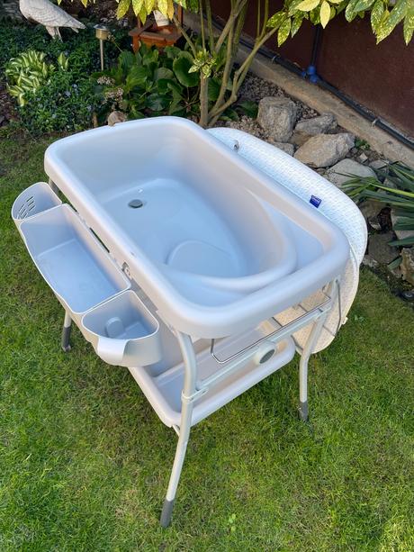 Prebalovaci pult a vaničkou, 