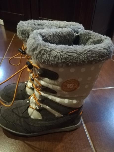 Dievcenske čižmy, authority,31