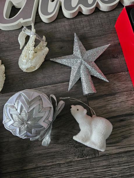 Ozdoby na stromček- biele vianoce- gule, svetielka, 