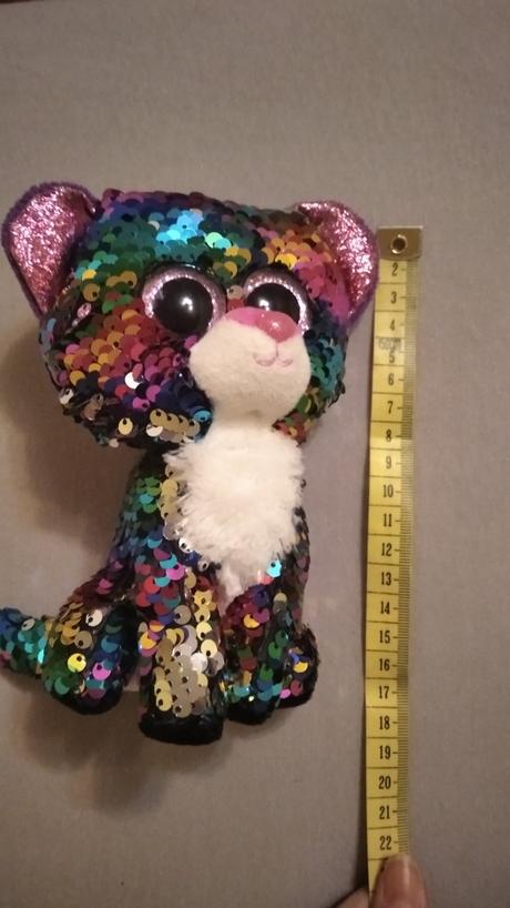 Mačka s premienacimi flitrami,