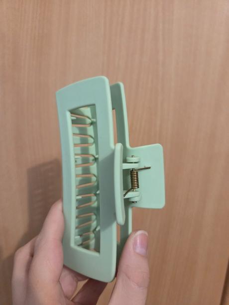 Zelený štipec do vlasov, 