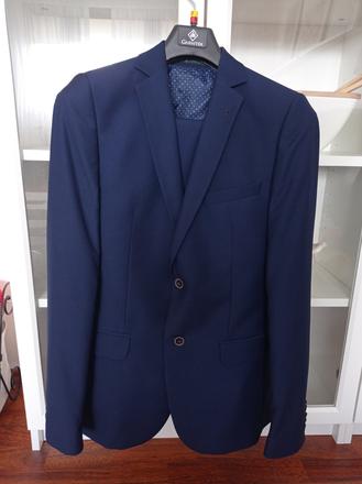 Oblek tmavomodrý, 182