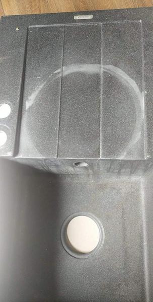 S čím očistím takéto znečistenie na kuchynskom dreze?