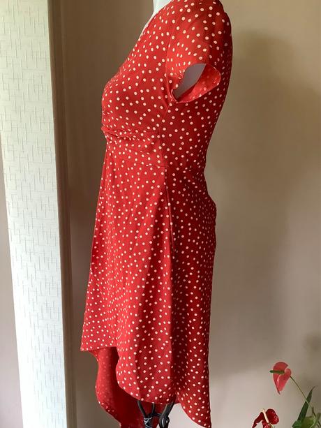 Šaty s bodkami, 36