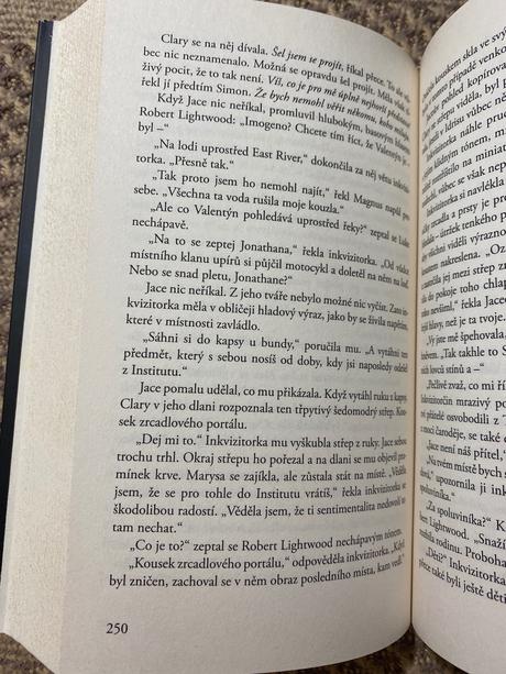 Nástroje smrti 2 město z popela cassandra clareov,