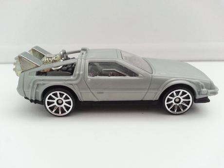 Universal studios-back to the future-time machine,