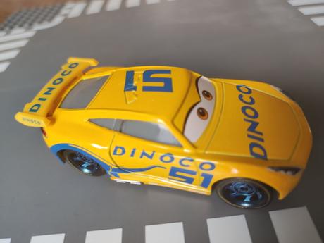 Autá cars,,cruz ramirez,, mcqueen,