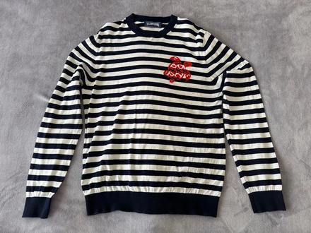 Pásikavý sveter vilebrequin s ikonickou červenou k, s