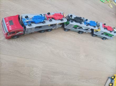 Kamión s formulami,