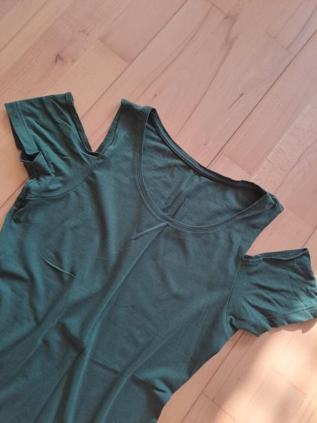 Tmavo zelene tričko s vyrezmi na ramenach, s