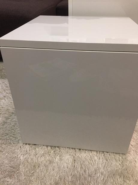 Stolíky biele v lesku,