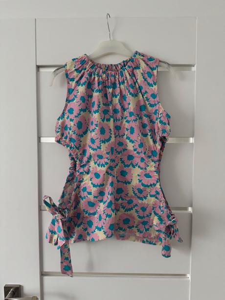 Kvietkovy top s vyrezmi, 36