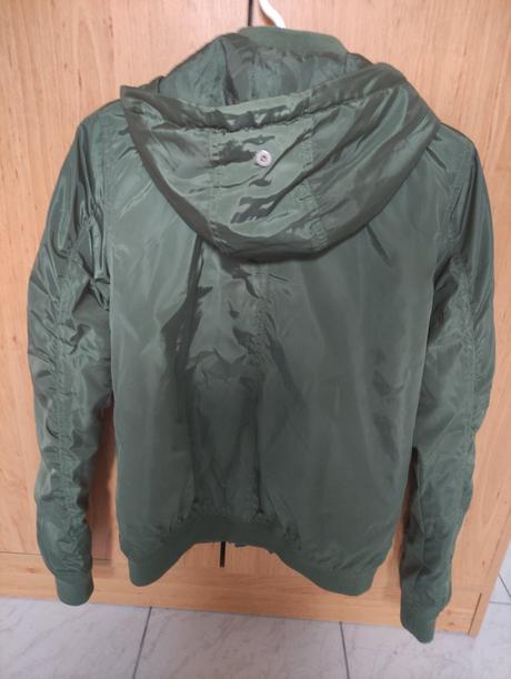 Prechodná vetrovka, s