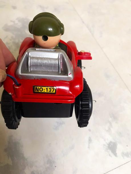 Starý veľký retro jeep / 3 ks,