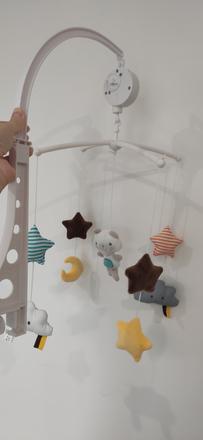 Zvonkohra nad postieľku,