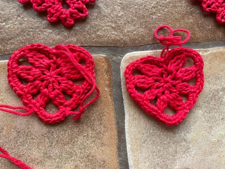 Bielo červene hackovane ozdoby na stromcek, 