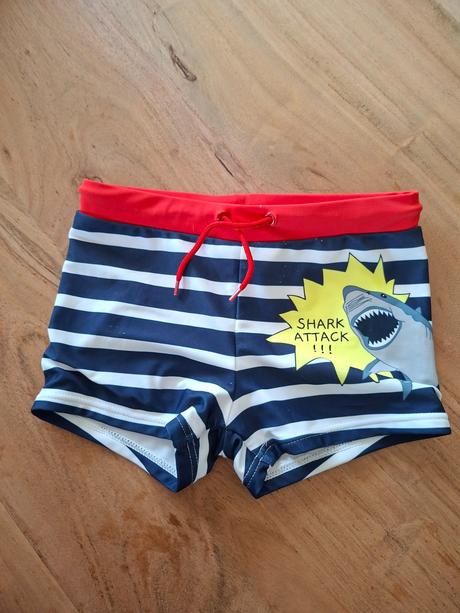 Plavky so žralokom, 110