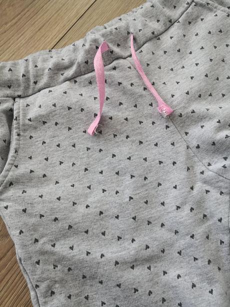 Srdiečkové tepláky, 134