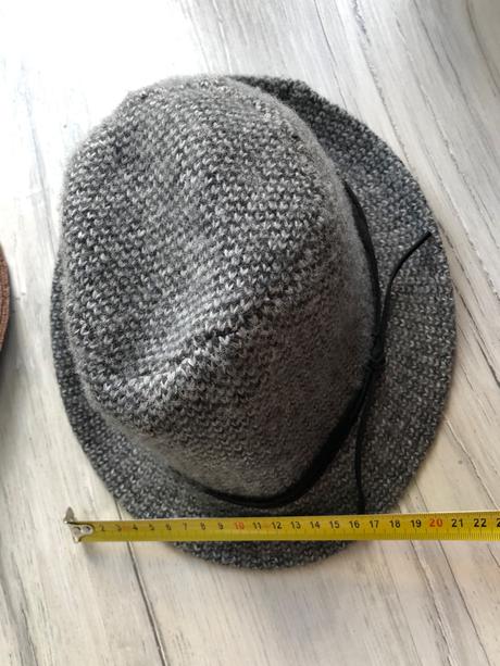 Rôzne opasky klobúky, 