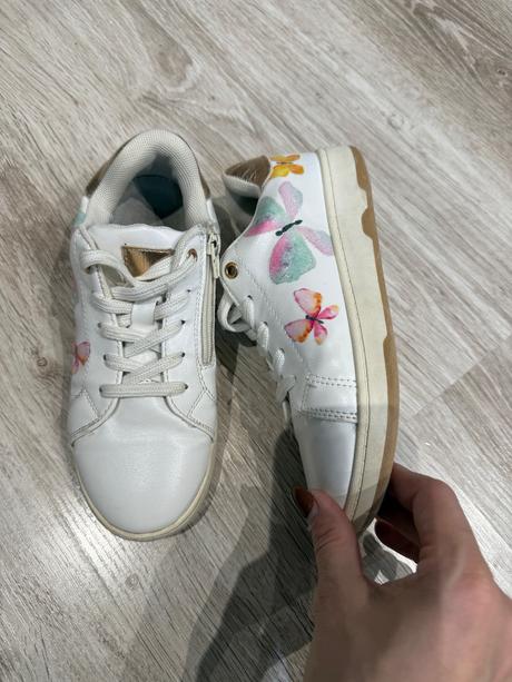 Tenisky s motýlikmi, 31