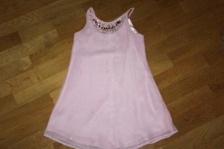 Šaty s kamienkami, 116