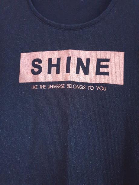 Cierny pulover s trblietkami a napisom 42, 42