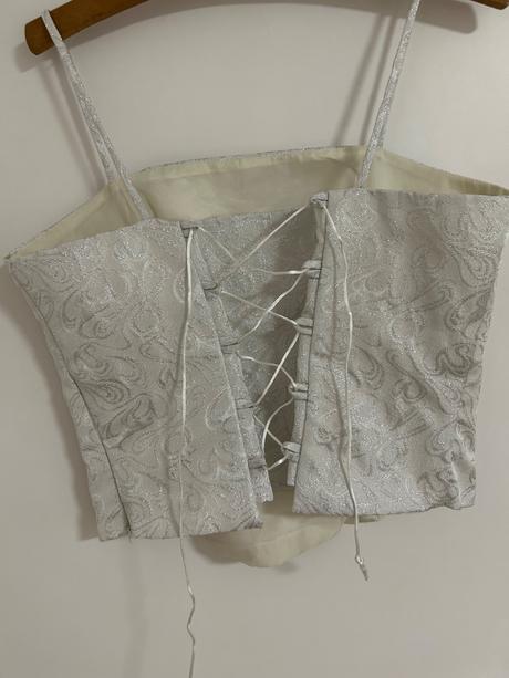 Strieborny korzet, 40