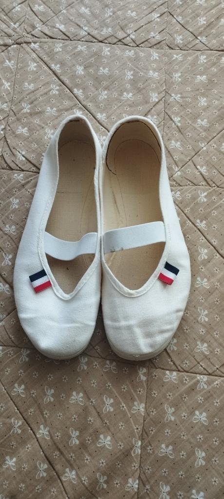 Dievčenské cvičky, 33