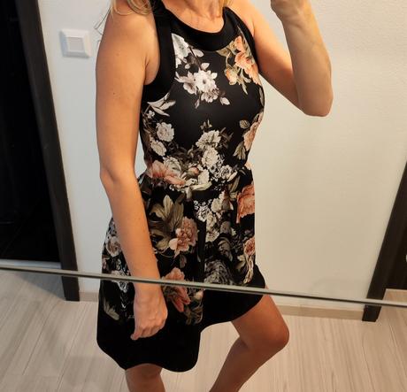 Čierne šaty s kvetmi, xs