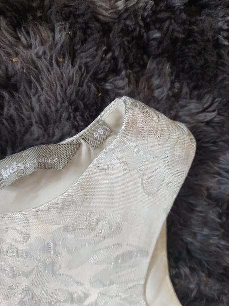 Slávnostné šaty, 98