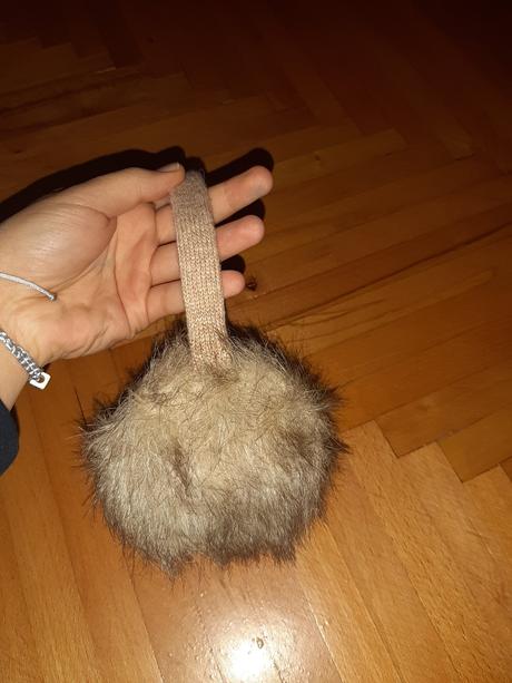 Dievčenská pokrievka uší, takko