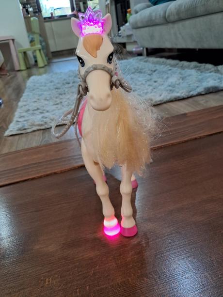 Barbie karavan,kon,kozmeticky stolik, 