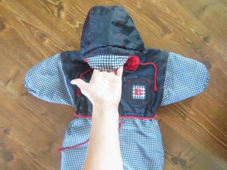 Overal s kapucnou, 80