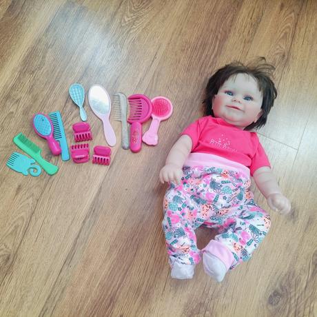 Realistická bábika s doplnkami, 