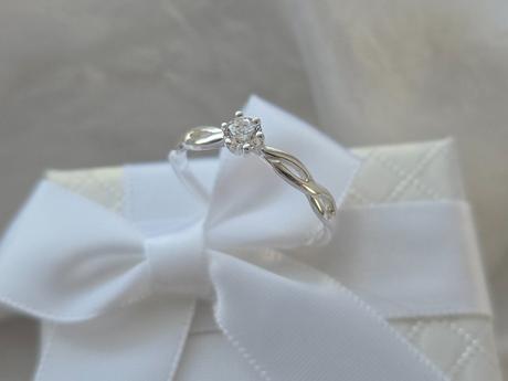 Strieborný prsteň so zirkónom, 