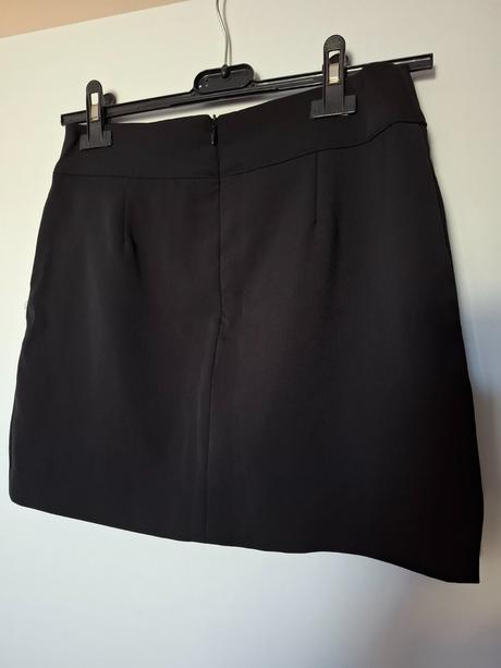 Elegantná sukňa s vreckami, s