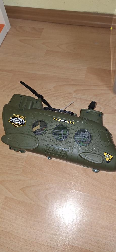 Vojenský vrtuľník s vojakmi, 