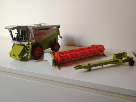 Kombajn claas so žacím zariadením,